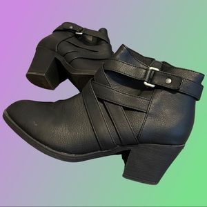 American Eagle black straps booties